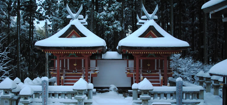 雪に包まれた天神鎮守社と淡島鎮守社